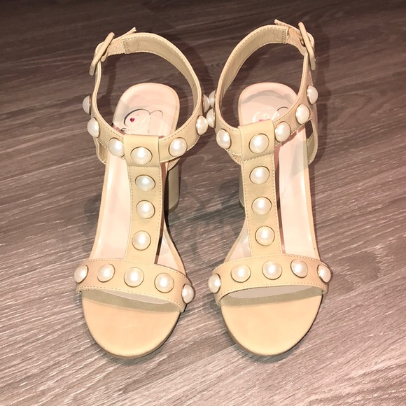 Heels with Pearls - Picture 2 of 3